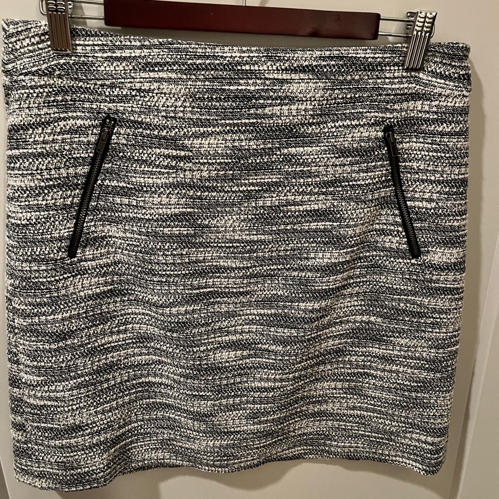 Loft women’s black & white textured skirt - size 8